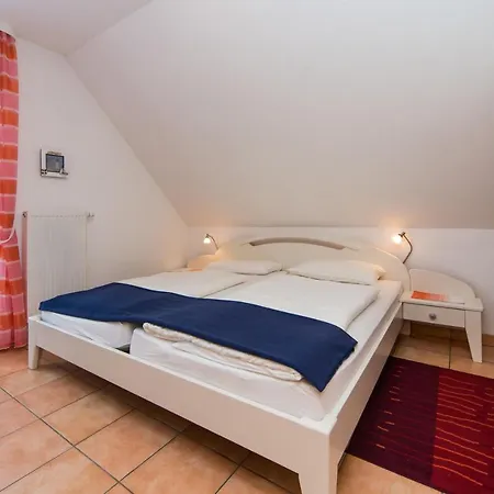 Holiday home Freesenbruch Doppelhaushaelfte 9a - Leuchtturm *